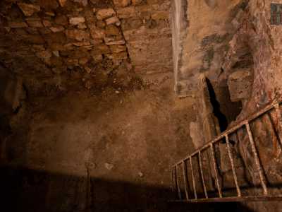Ma � il momento di accedere alla parte pi� importante della chiesa: la zona ipogea riscoperta durante le indagini degli anni 70. Scendiamo quindi attraverso una scala in ferro a circa tre metri di profondit�...